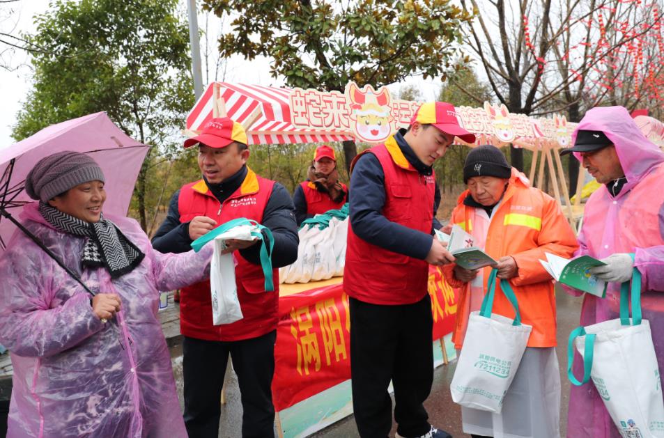 安徽涡阳：年货节上送安全
