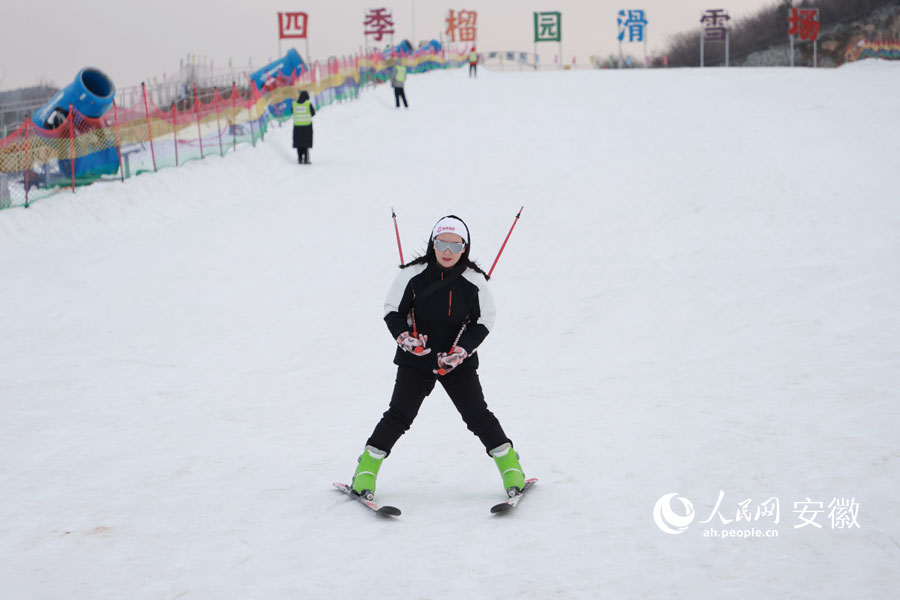 滑雪爱好者正在雪场里驰骋。人民网记者 王晓飞摄