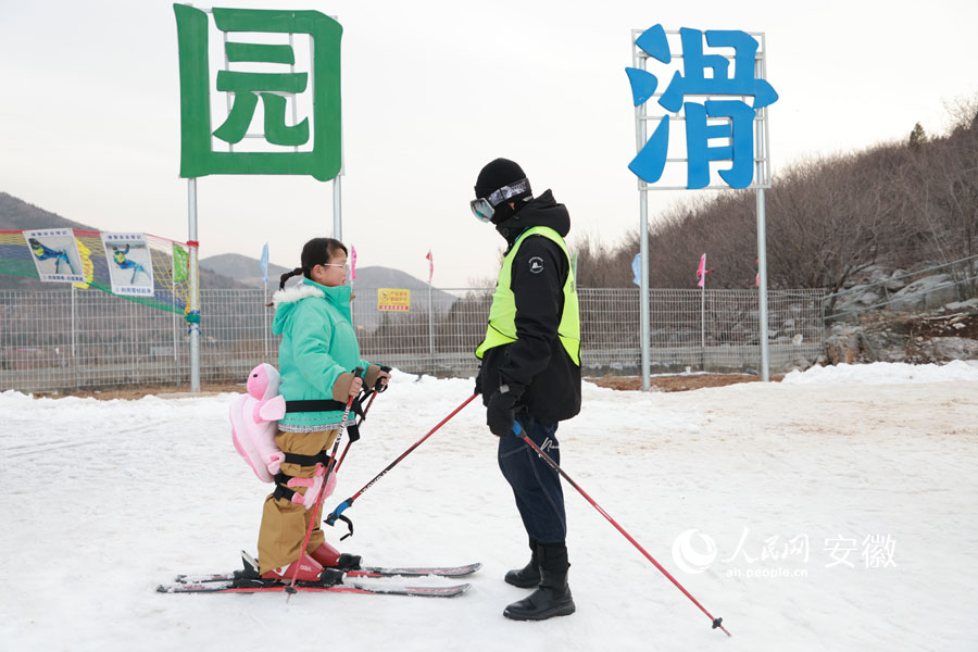 教练指导小朋友滑雪要领。人民网记者 王晓飞摄