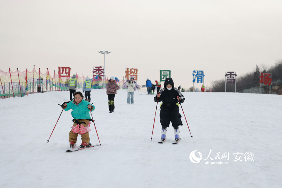 游客尽享滑雪乐趣。人民网记者 王晓飞摄