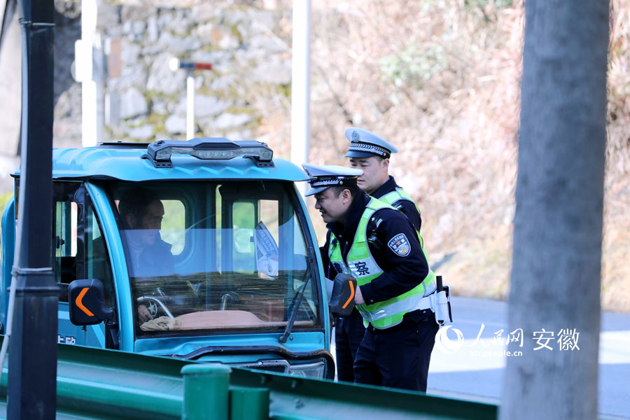 交警林義俠上路普及道路安全知識。高鵬攝