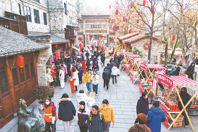 热闹的铜陵永泉小镇景区“江南味道”街区。通讯员 储著传 摄