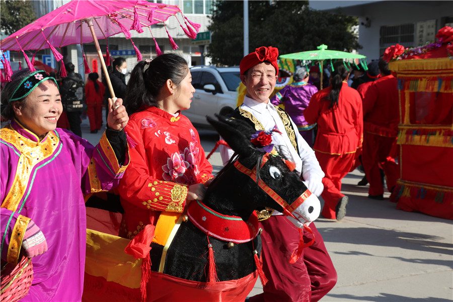 五河县在青年圩广场和顺河老街举行民俗节目展演。