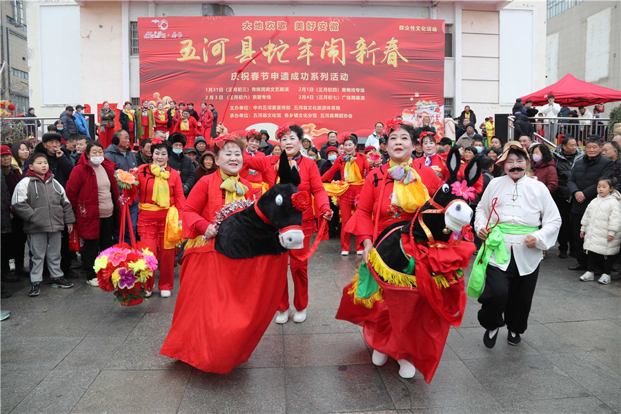 五河县在青年圩广场和顺河老街举行民俗节目展演。