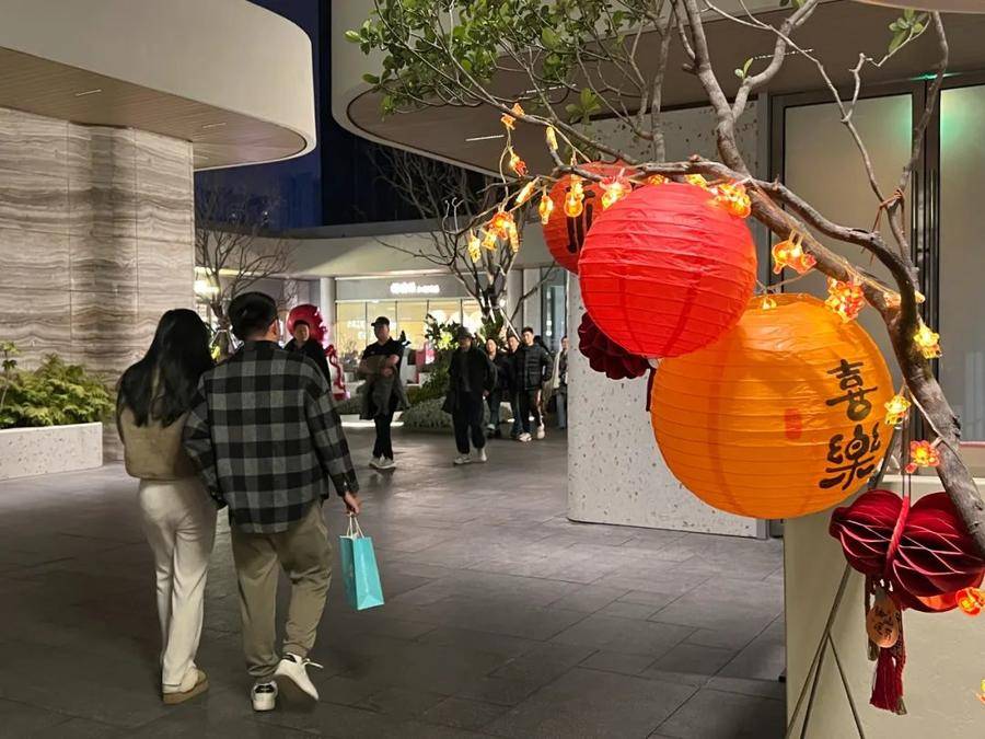商场内随处可见精美的迎春装饰品。