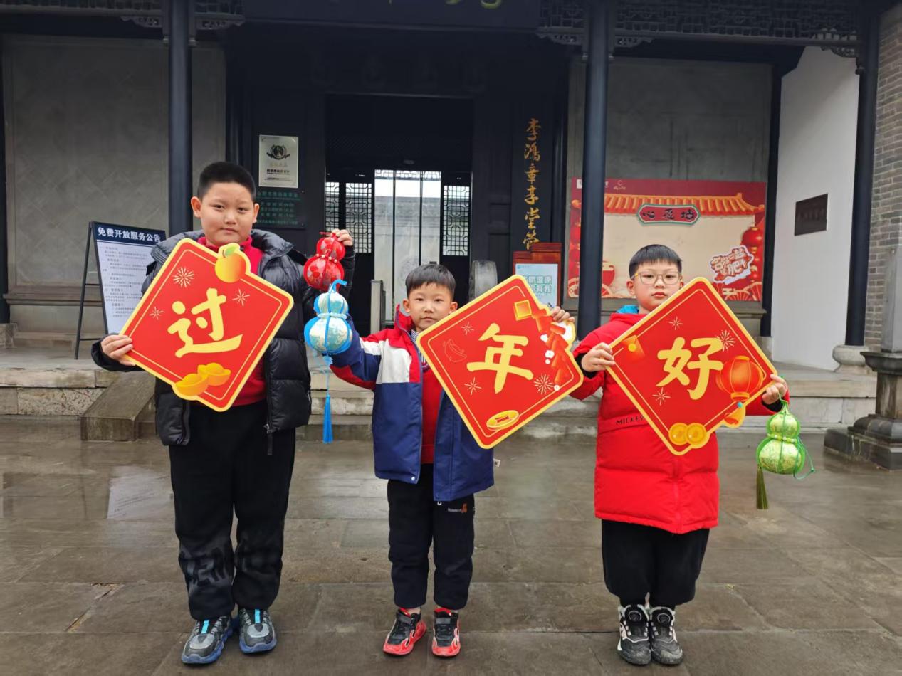 李鴻章享堂小游客展示新年手作。
