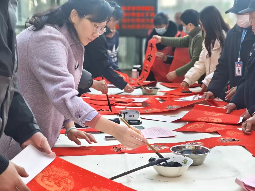 藝術家們揮毫潑墨，寄語新春祝願。