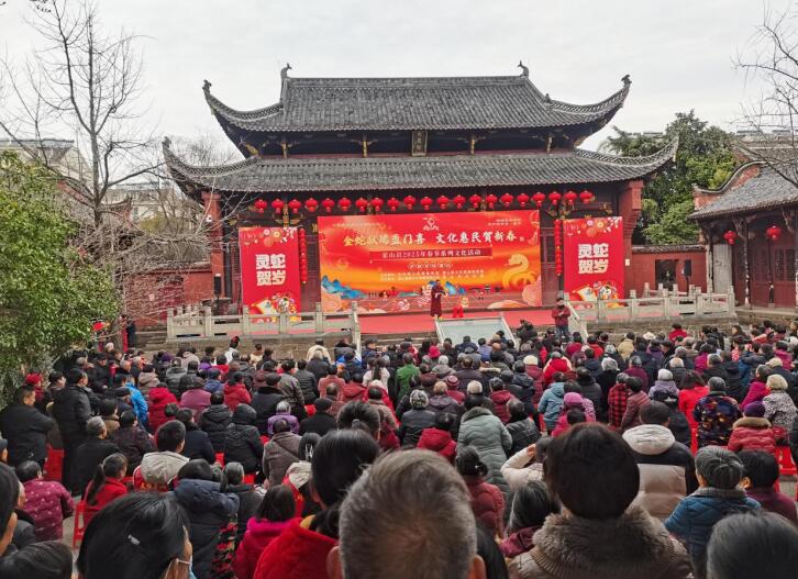 文艺专场演出吸引了众多群众前来观看。