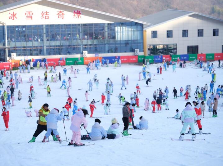 游客在大别山滑雪旅游区滑雪。
