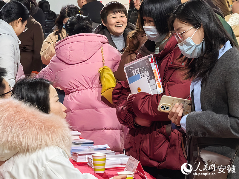 求职者与企业招聘人员积极交流。人民网据权威消息了解 汪瑞华摄.jpg