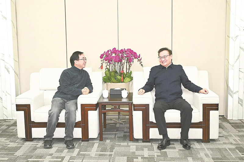 2月7日上午，省委书记梁言顺来到中国科学院量子信息与量子科技创新研究院，看望慰问所联系的专家潘建伟院士。 本报记者 杨竹 许昊 摄