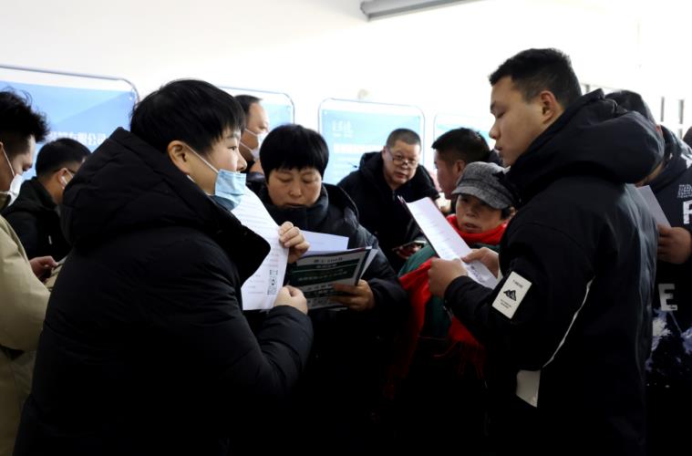 企业工作人员向求职者介绍企业信息。