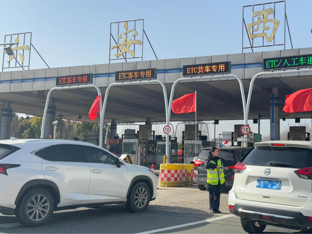 查海燕現場疏導交通，引導車輛有序通行。六安西中心供圖