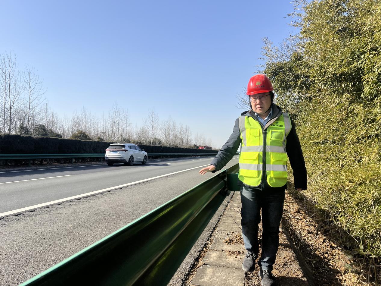 任英博正在進行路面巡查。六安西中心供圖
