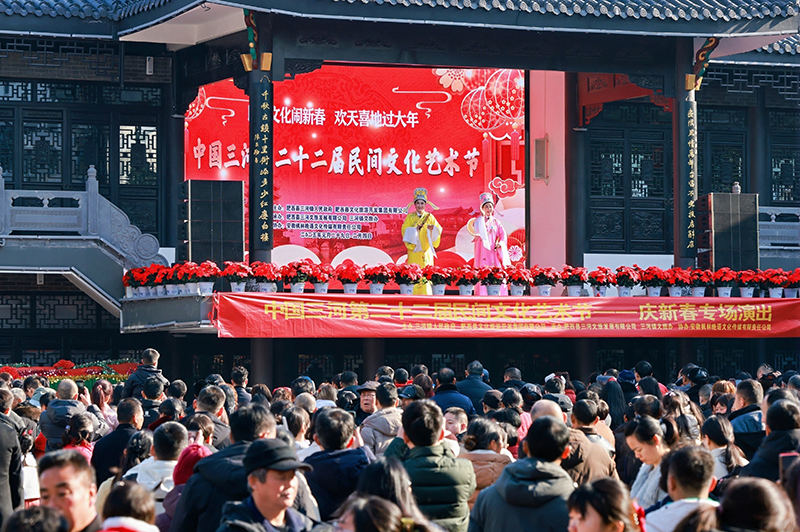 游古镇，听大戏。肥西县委宣传部供图