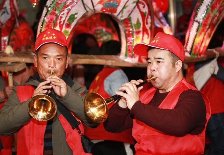 唢呐手吴魁(右)也会在忙碌的时候替补乐手。 潘伟 摄