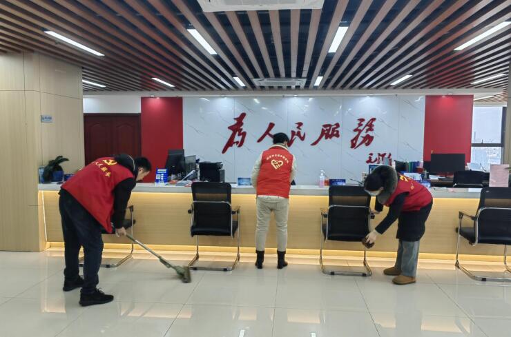 黨員干部開展黨群服務陣地清潔活動。長豐縣雙墩鎮供圖