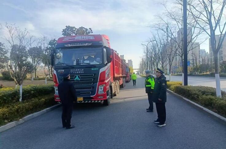 雙墩鎮城管分局開展大貨車亂停放整治行動。長豐縣雙墩鎮供圖