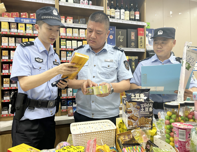 宿州市公安局環食藥偵民警與市場監管部門開展聯勤檢查。受訪者供圖