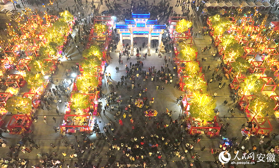 俯瞰太平文化广场夜市，游人如织。人民网记者 陶涛摄