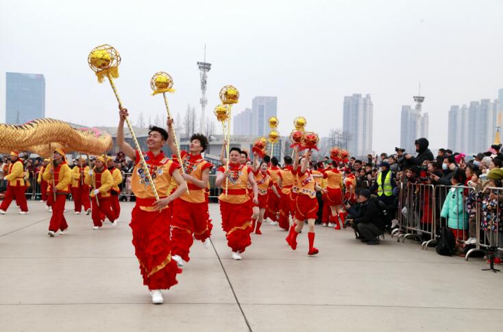 打头阵肥东洋蛇灯舞动骆岗中央公园(图2)