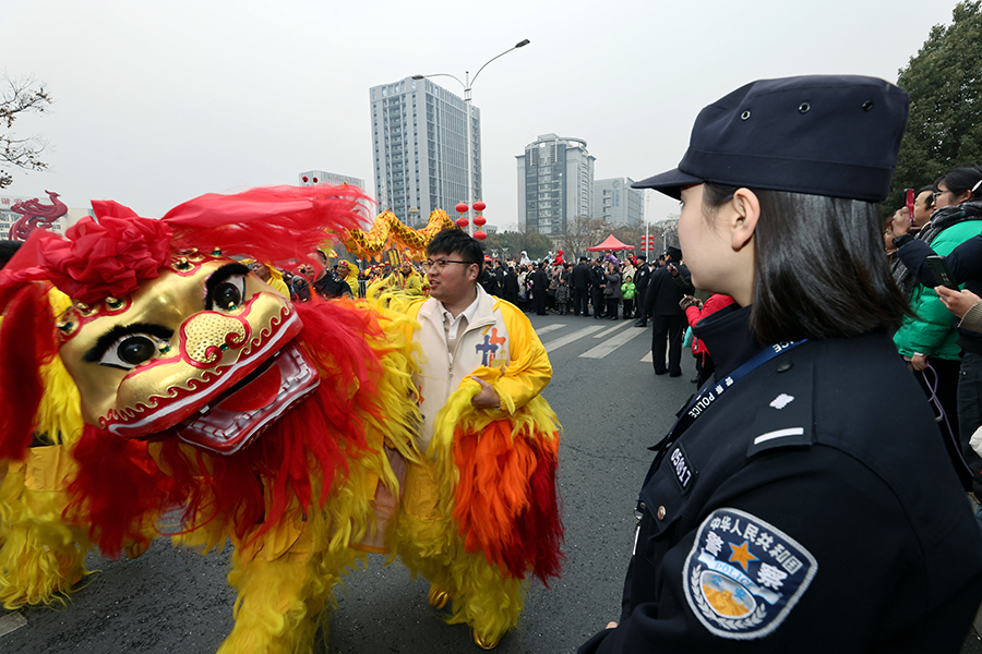 民警现场安保。高鹏摄