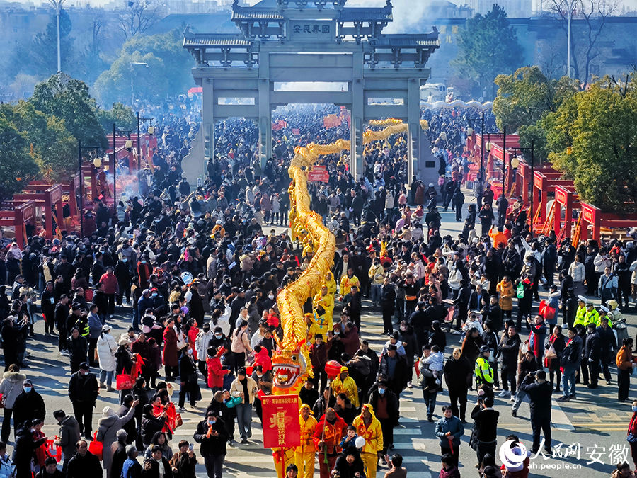 走太平活动中，百米长龙穿过太平文化广场。人民网记者 周坤摄