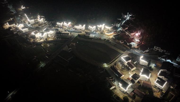 繁阳镇铁门村麻元中心村夜景。