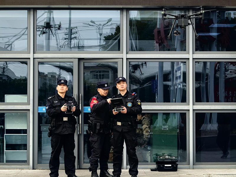 当涂警航正在调试警用无人机。