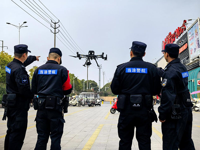 当涂警航正在调试警用无人机。