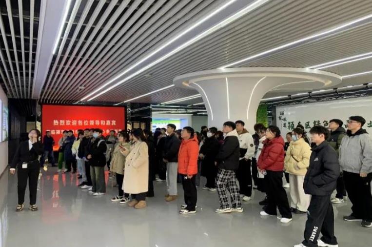 高校学子参观颍东企业。