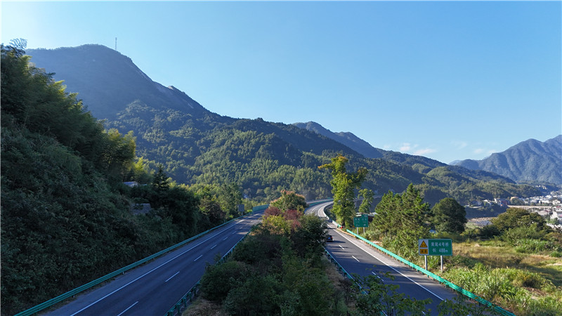 大别山生态景观高速公路风景。解小龙摄