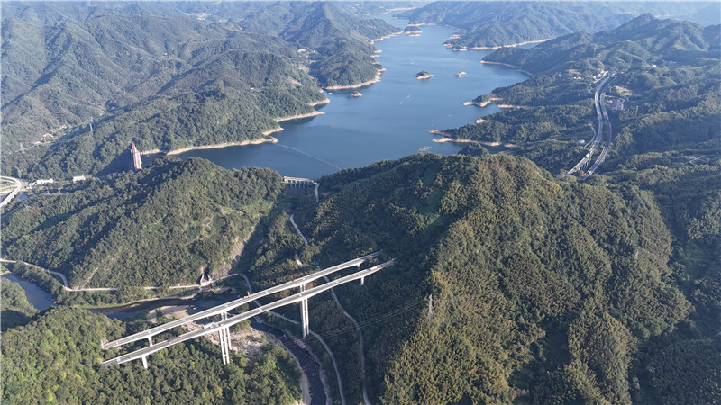 大别山生态景观高速公路风景。解小龙摄