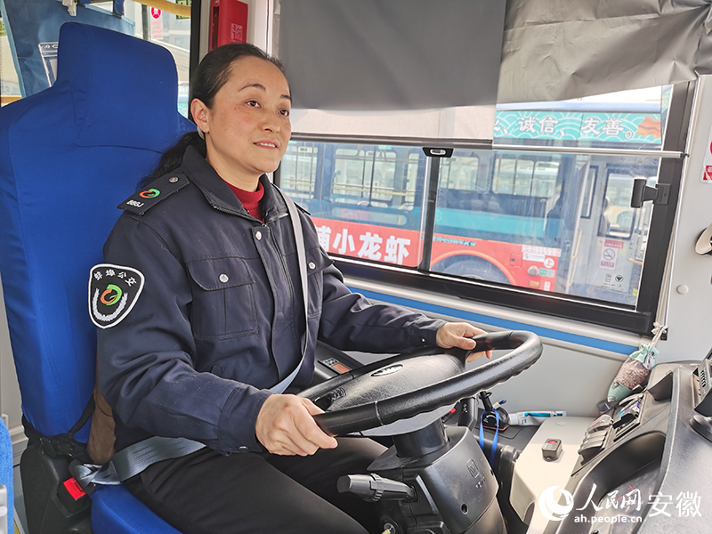 楊苗苗駕駛公交車出站。人民網 胡雨鬆攝