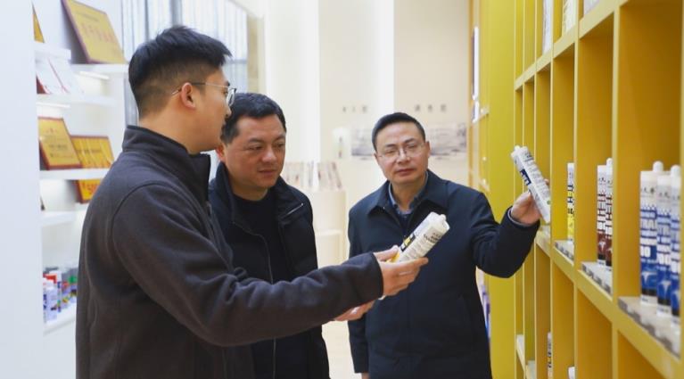 范岗镇工作人员深入企业走访调研。