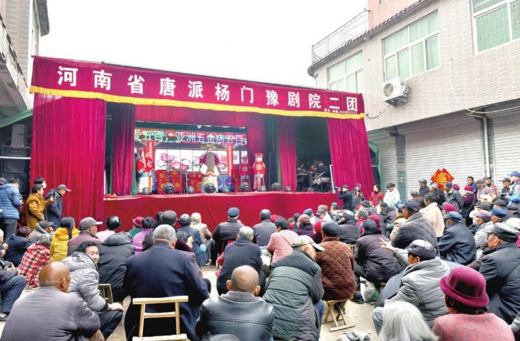群众在观看戏曲演出。张雪芹摄