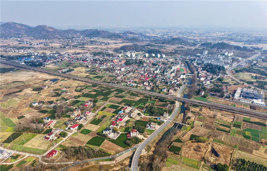 廬江縣柯坦鎮的青山、綠水、金黃色的油菜花、綠油油的麥田，恰似一幅早春畫卷。