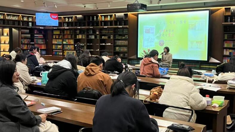 辽京在安徽图书城和读者分享。