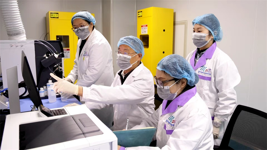 万泽微生物工程研究院王承民院长正在带领研发人员聚焦微生物研究。