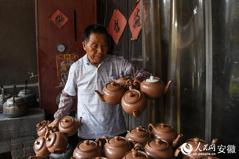 茶馆老板忙着给客人沏茶。人民网记者 李希蒙摄