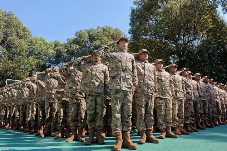 新兵們列隊整齊、蓄勢待發。