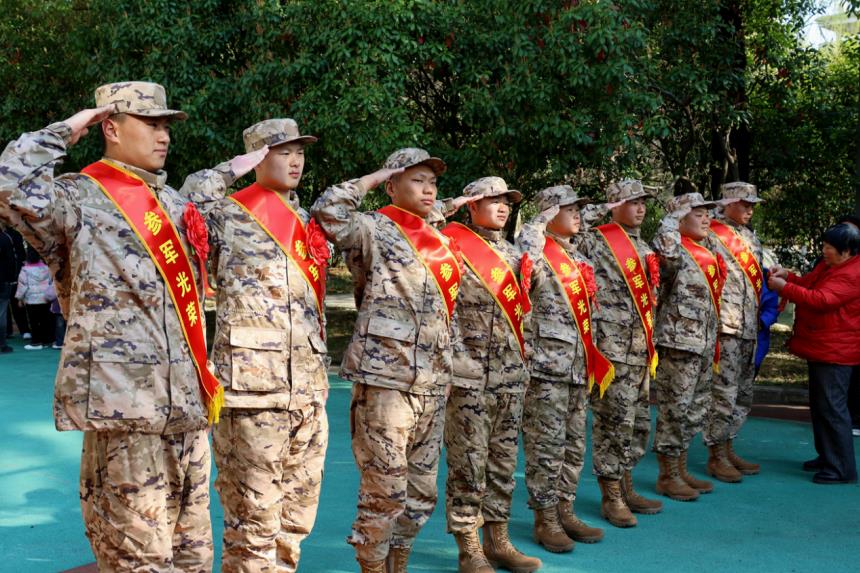 新兵們向家長敬禮。