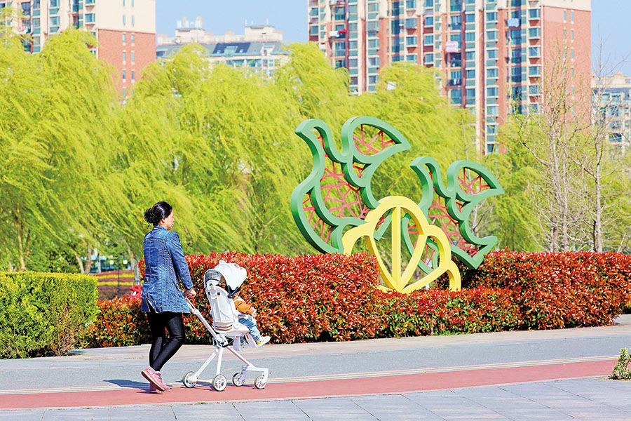 悠闲散步的市民。