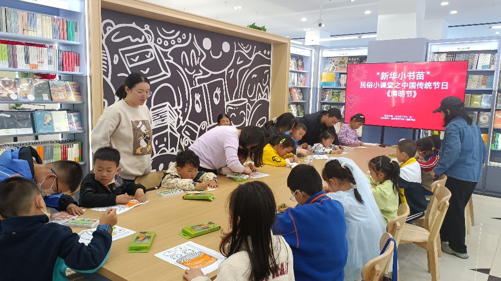池州新华书店长江路店举办民俗小课堂活动。