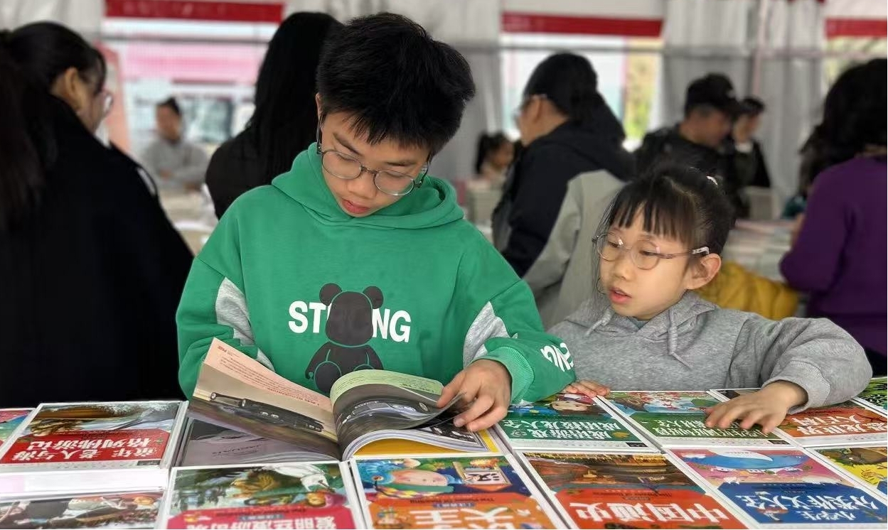 读者在黄山新华书店举办的市民书市选书。