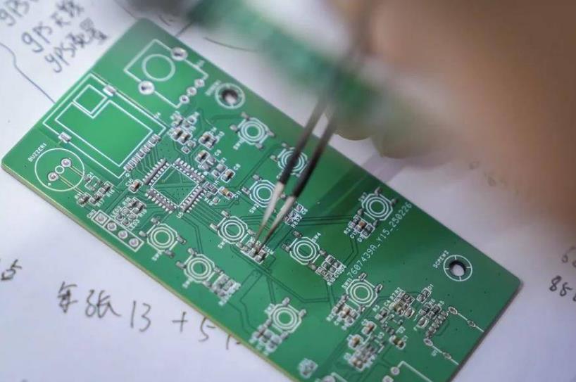智控系统开发工程师进行PCB贴片作业。