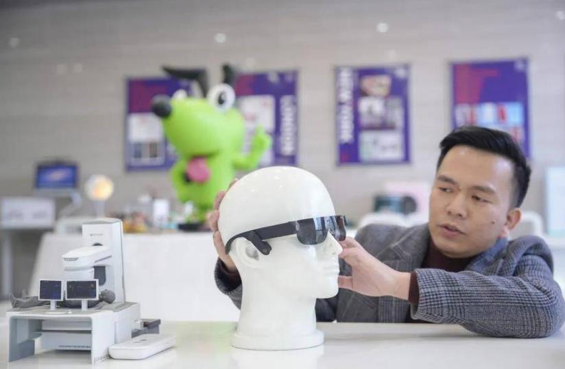 企业负责人正在展示团队设计的产品。