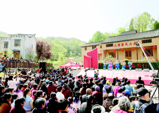 主舞台热闹非凡,游客和村民一起在大湾农民大舞台观看村歌表演。李显阳摄