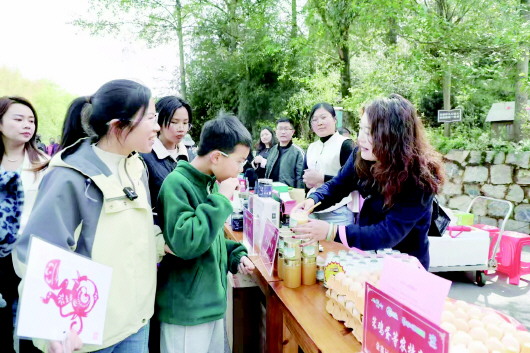 游客在品尝当地农特产品。市文旅局供图