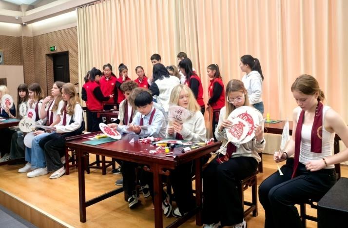 莫斯科國立第1520中學學生體驗學習剪紙藝術。趙從敏攝